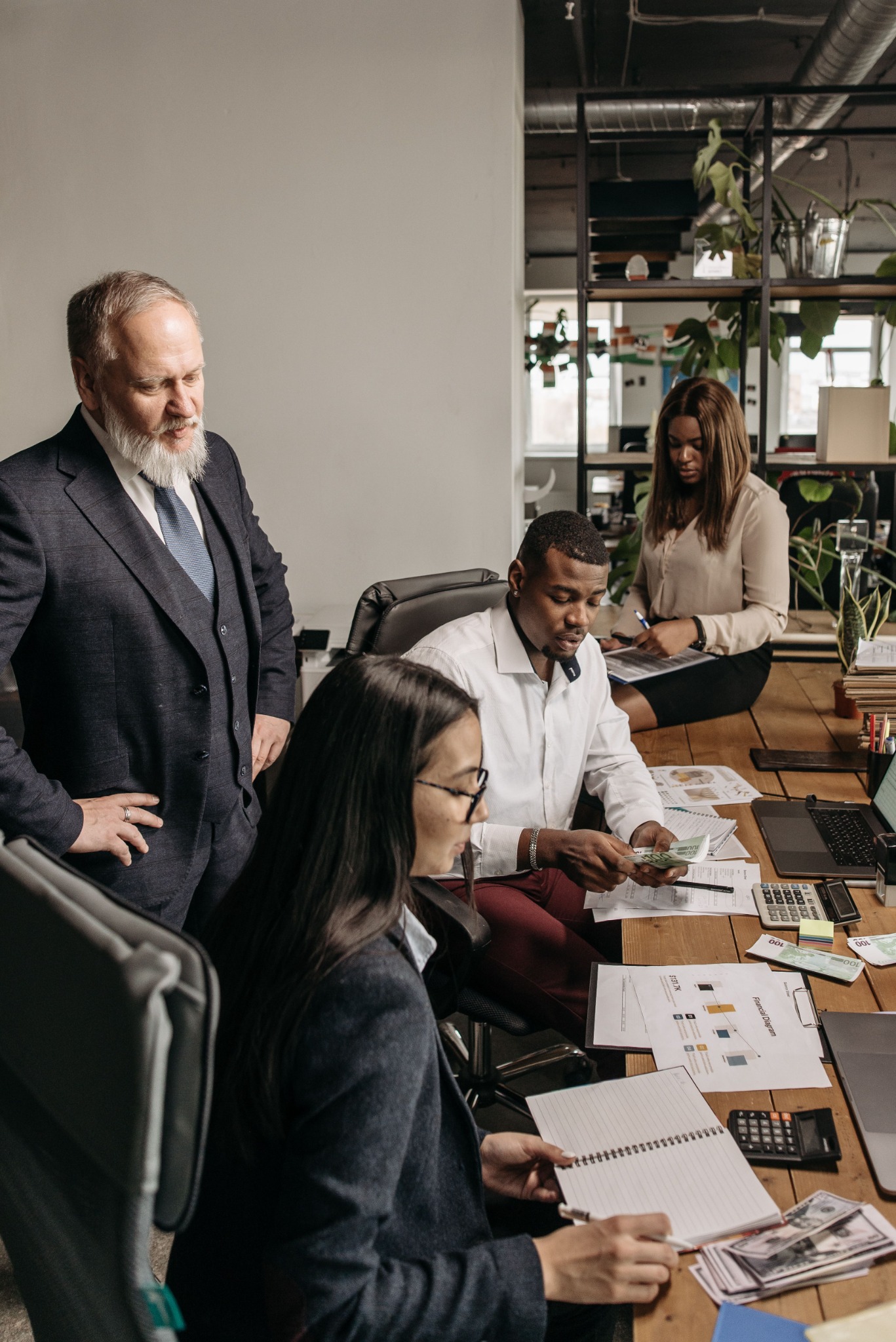 Equipo profesional revisando información