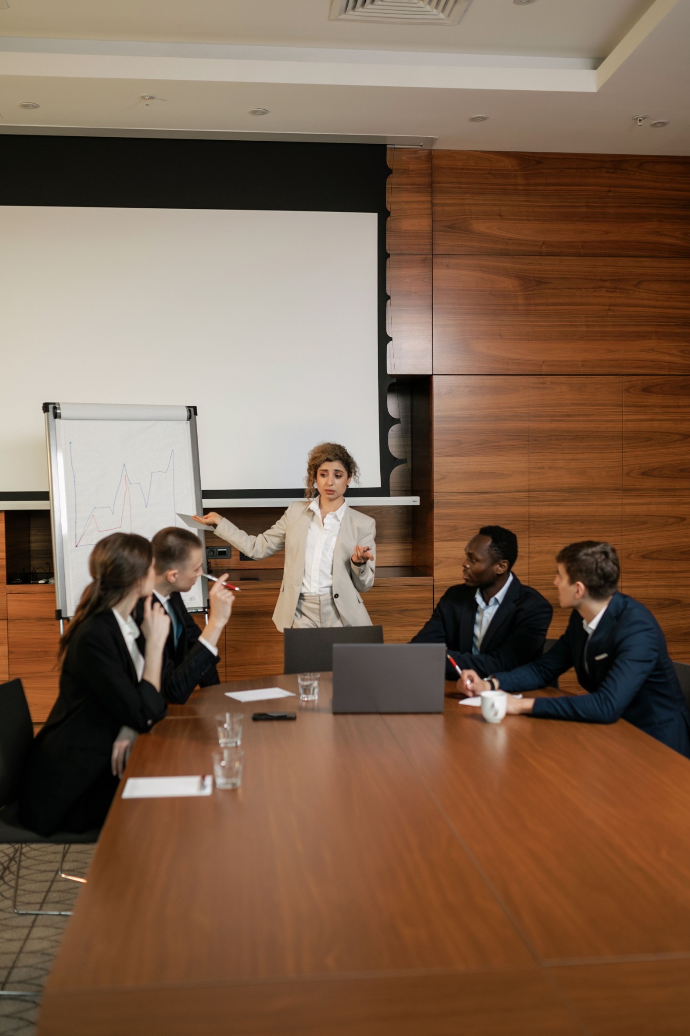 Equipo profesional en sesión de trabajo